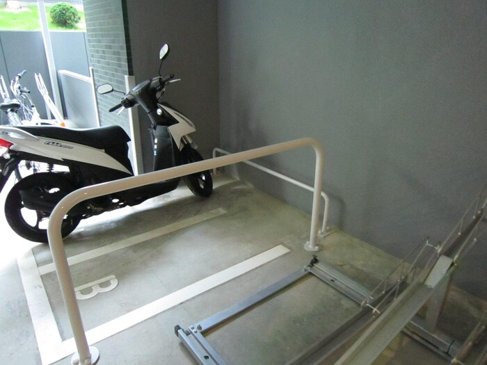 物件外観写真5　(バイク置き場)