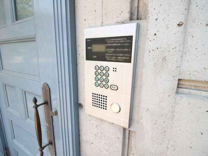 物件外観写真6　(エントランス部分)