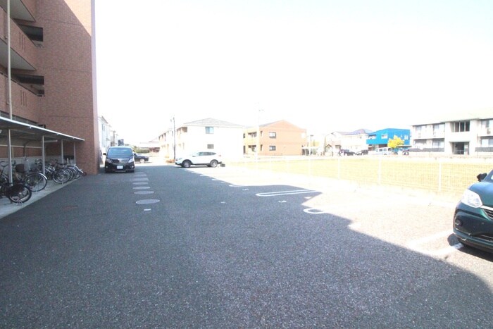 物件外観写真4　(駐車場)