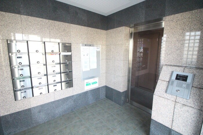 物件外観写真6　(エントランス部分)