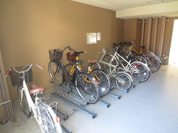 物件外観写真4　(駐輪場)