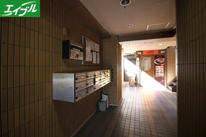 物件外観写真4　(エントランス部分)