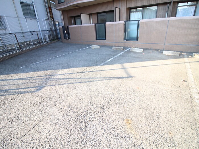 物件外観写真4　(駐車場)