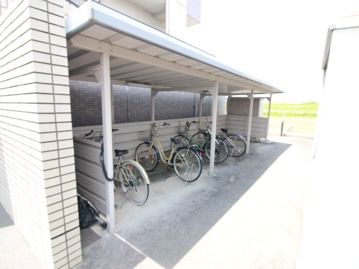 物件外観写真3　(駐輪場)