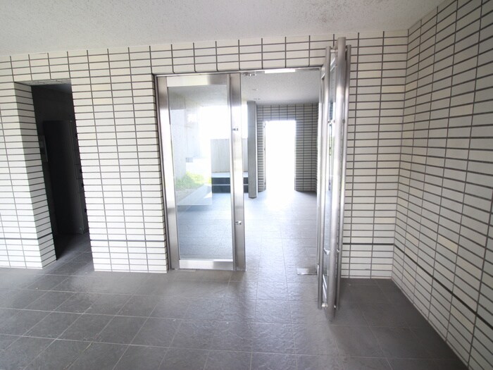 物件外観写真5　(エントランス部分)
