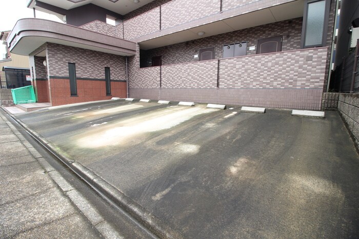 物件外観写真4　(駐車場)