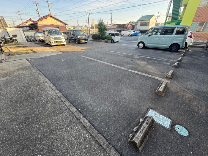 物件外観写真4　(駐車場)