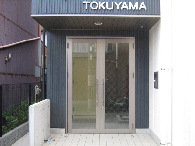 物件外観写真2　(エントランス部分)