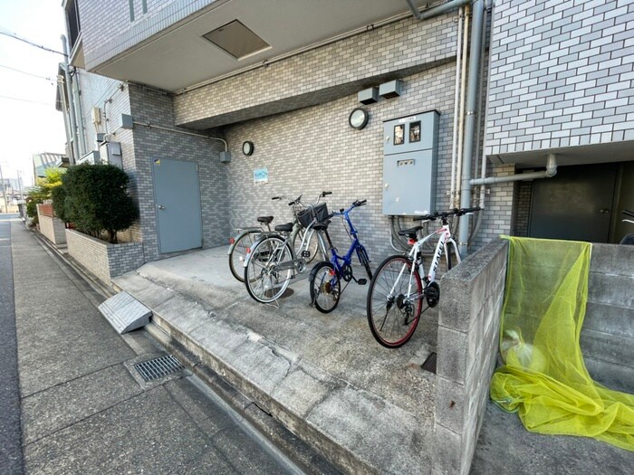 物件外観写真2　(駐輪場)