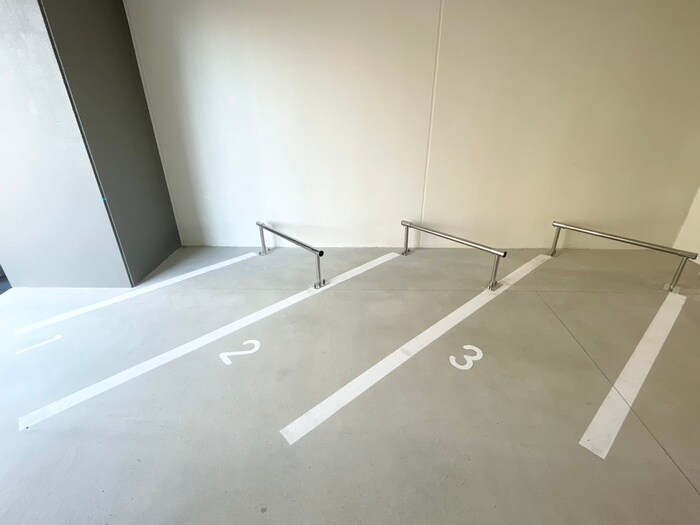 物件外観写真4　(バイク置き場)