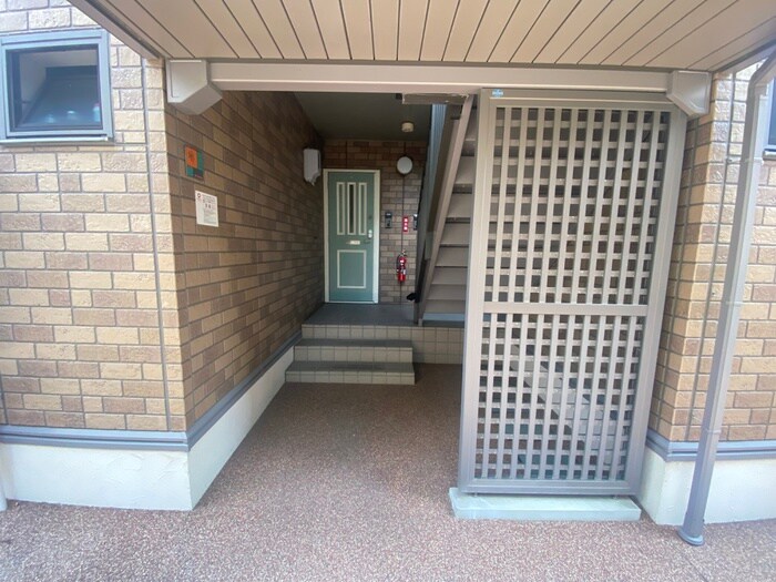 物件外観写真6　(エントランス部分)