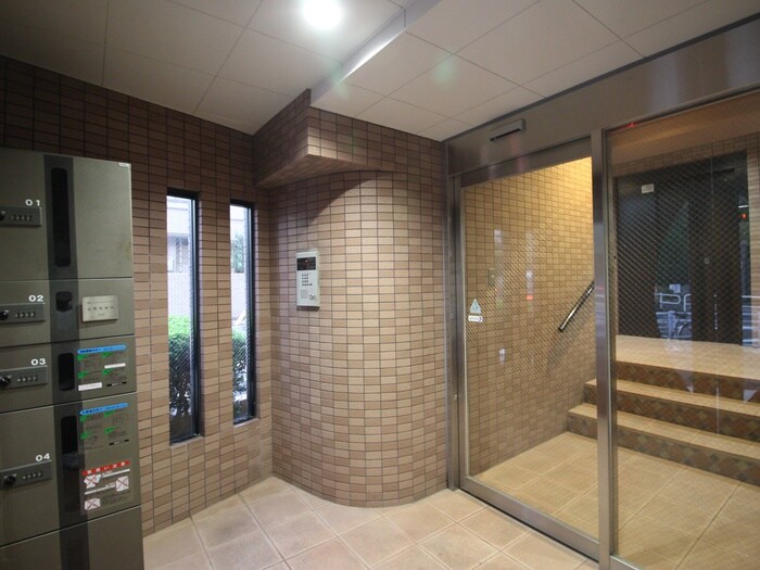 物件外観写真6　(エントランス部分)