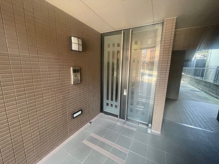 物件外観写真3　(エントランス部分)