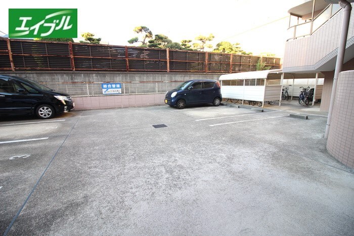 物件外観写真3　(駐車場)