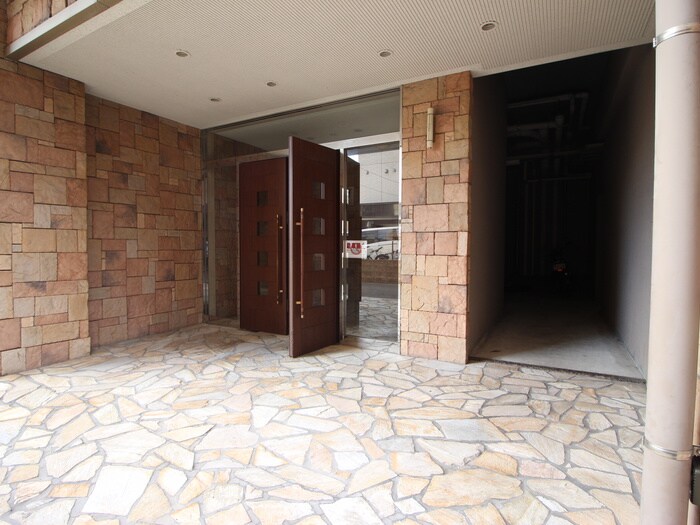 物件外観写真2　(エントランス部分)