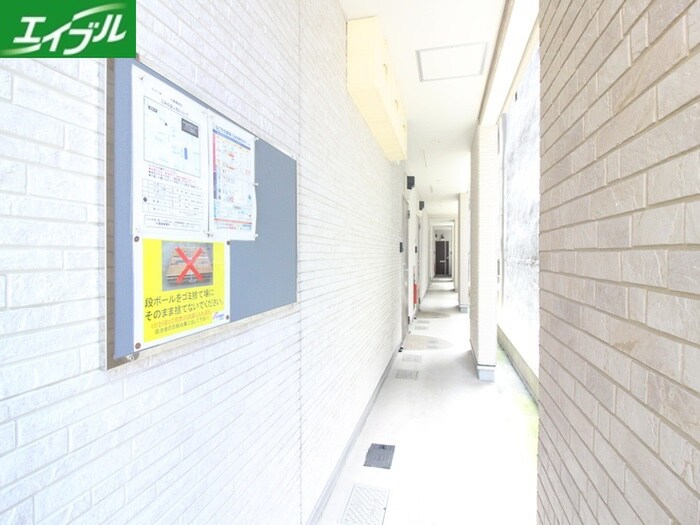 物件外観写真3　(エントランス部分)