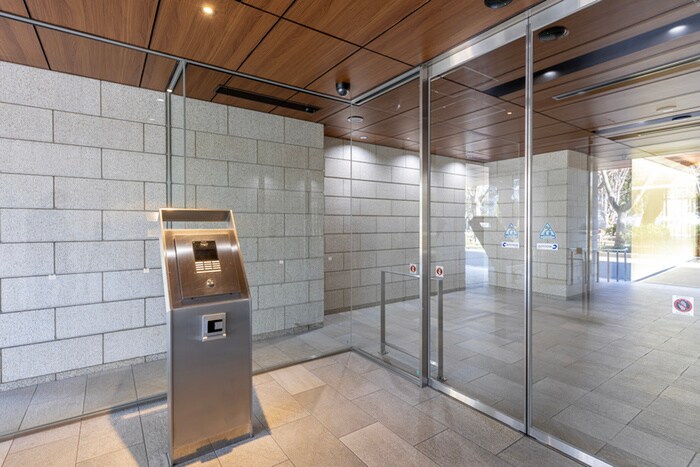 物件外観写真2　(エントランス部分)