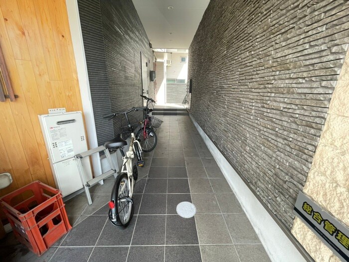 物件外観写真2　(エントランス部分)