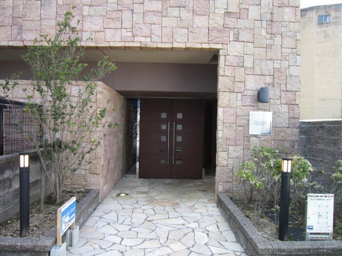 物件外観写真2　(エントランス部分)