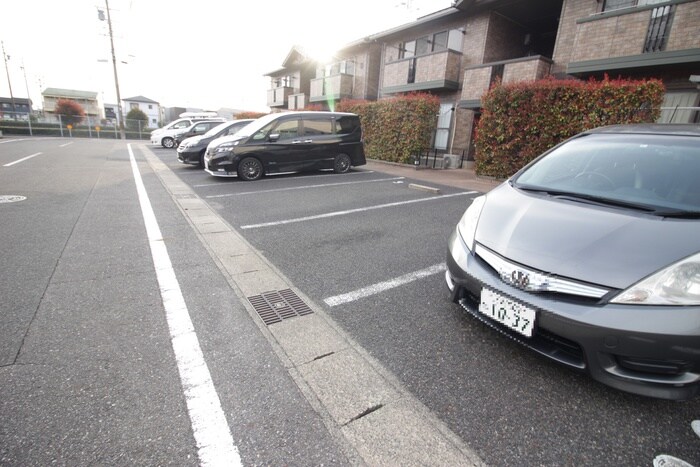 物件外観写真3　(駐車場)