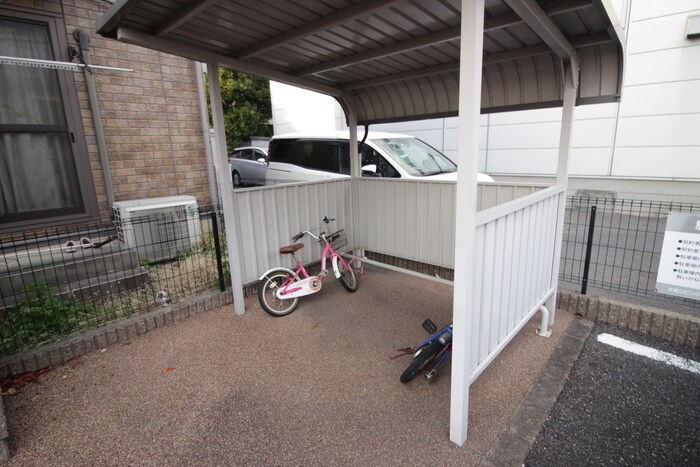 物件外観写真4　(駐輪場)