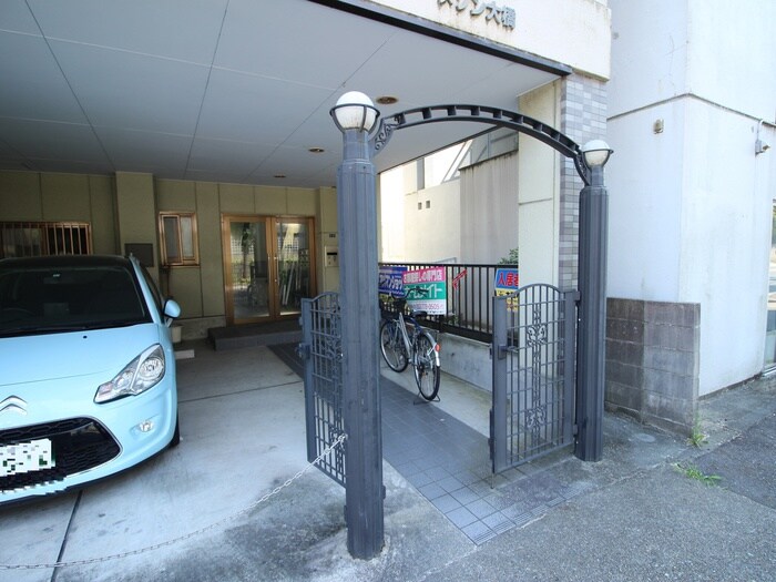 物件外観写真6　(エントランス部分)