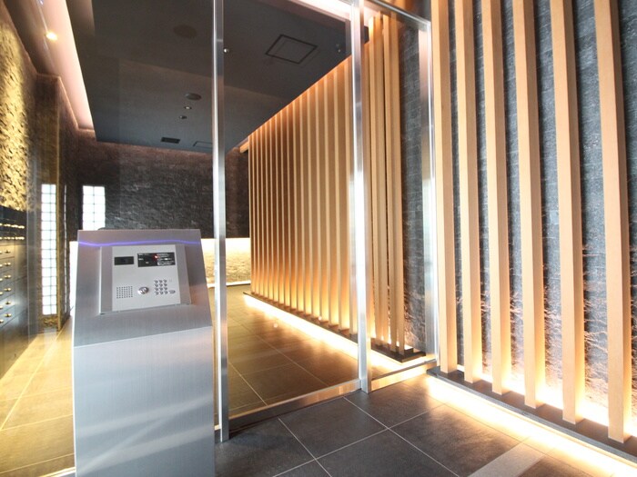 物件外観写真2　(エントランス部分)