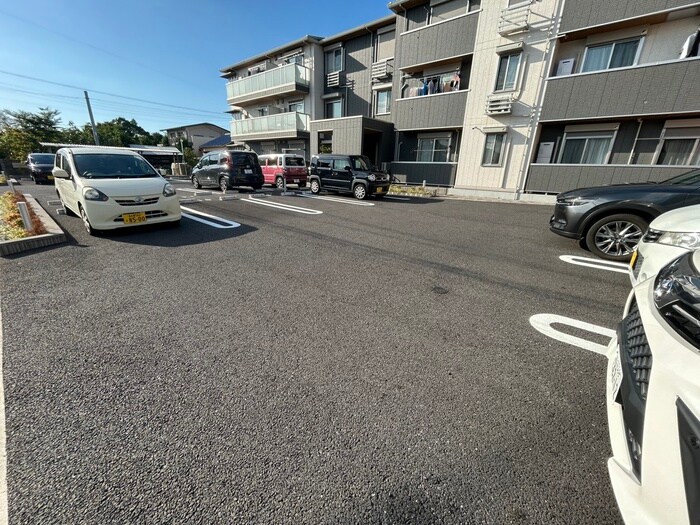 物件外観写真3　(駐車場)