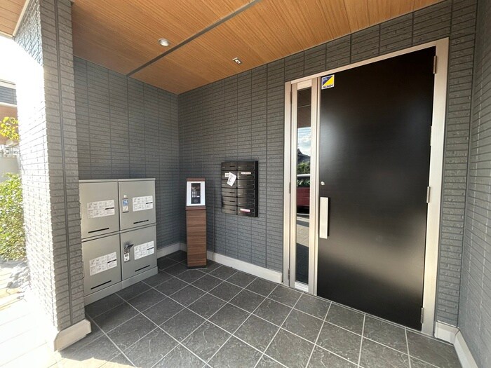 物件外観写真5　(エントランス部分)