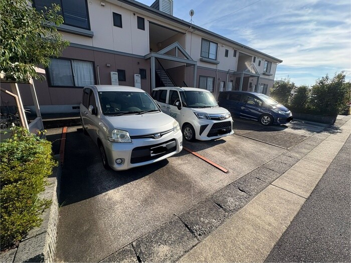 物件外観写真4　(駐車場)