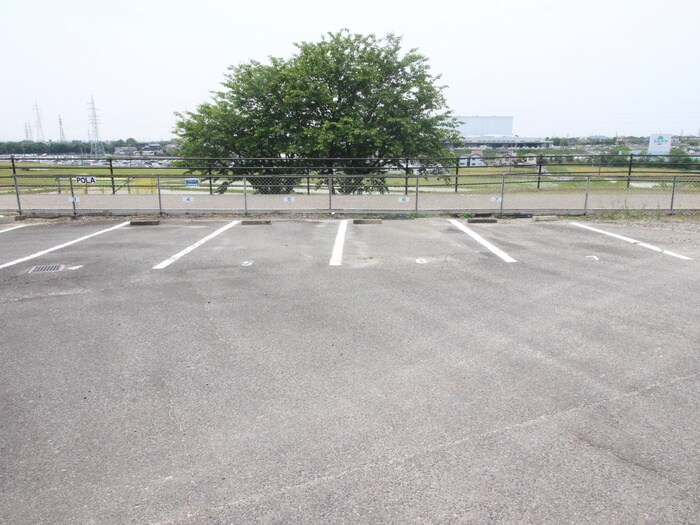 物件外観写真3　(駐車場)