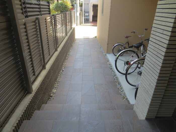 物件外観写真5　(エントランス部分)