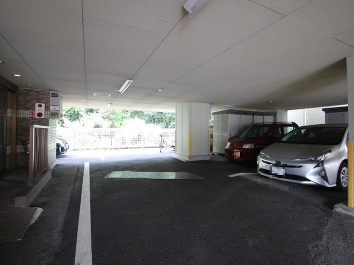 物件外観写真4　(駐車場)