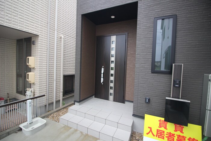 物件外観写真5　(エントランス部分)