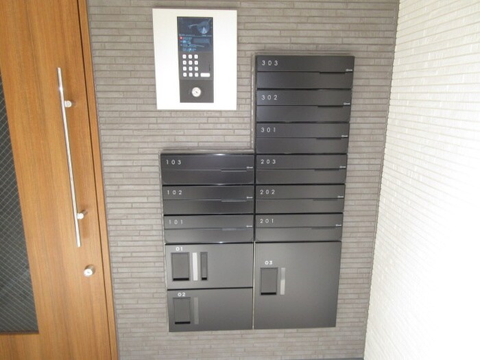 物件外観写真4　(エントランス部分)