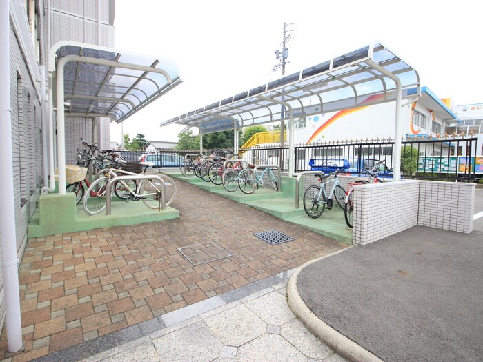 グランプラス西島の駐輪場