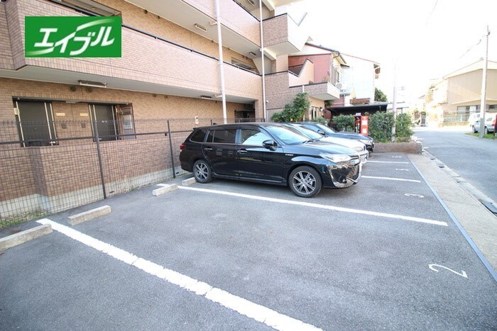 コア・プリシードの駐車場