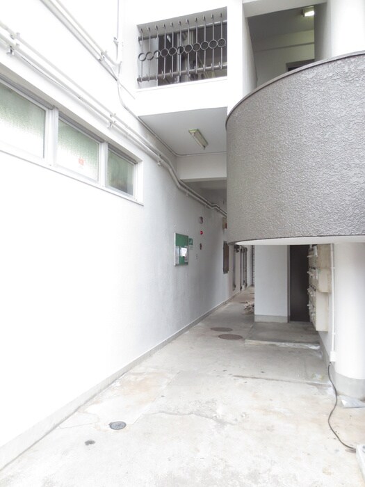 物件外観写真2　(エントランス部分)