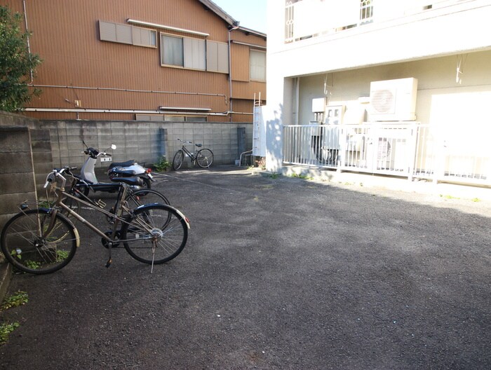 物件外観写真5　(駐車場)