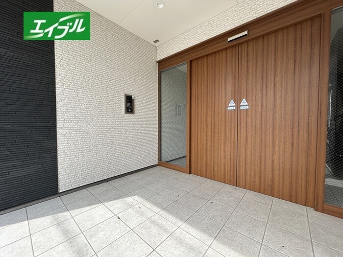 物件外観写真2　(エントランス部分)