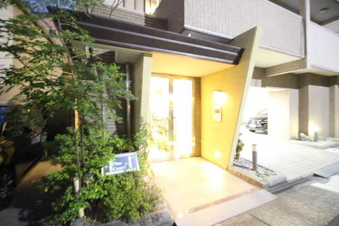 物件外観写真6　(エントランス部分)