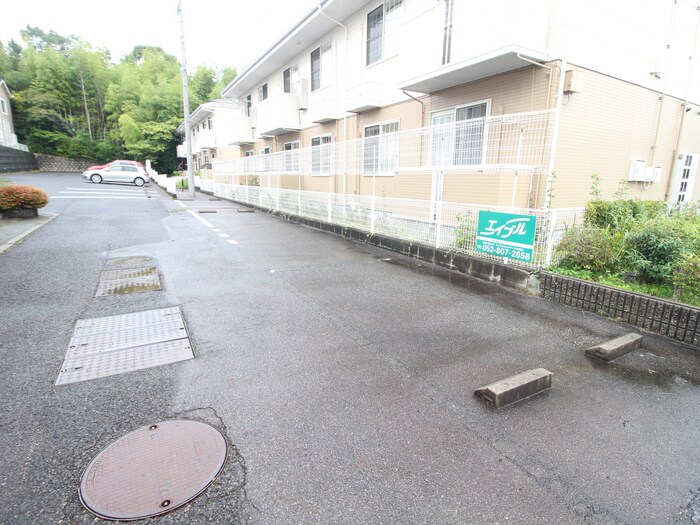 物件外観写真3　(駐車場)