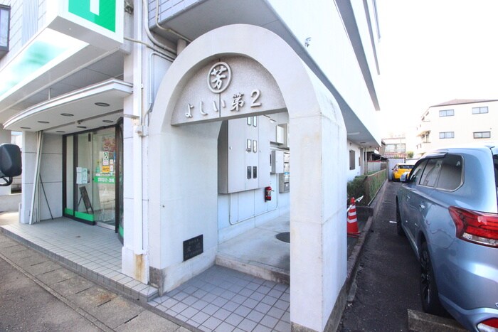 物件外観写真2　(エントランス部分)