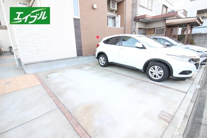 物件外観写真3　(駐車場)