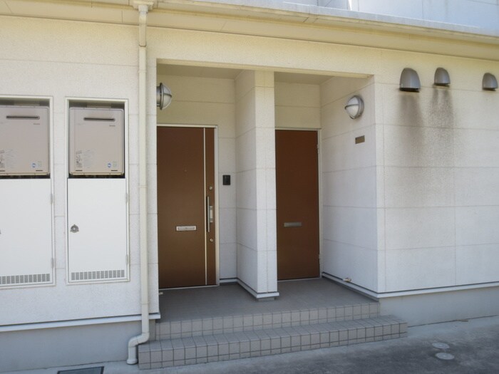 物件外観写真3　(エントランス部分)