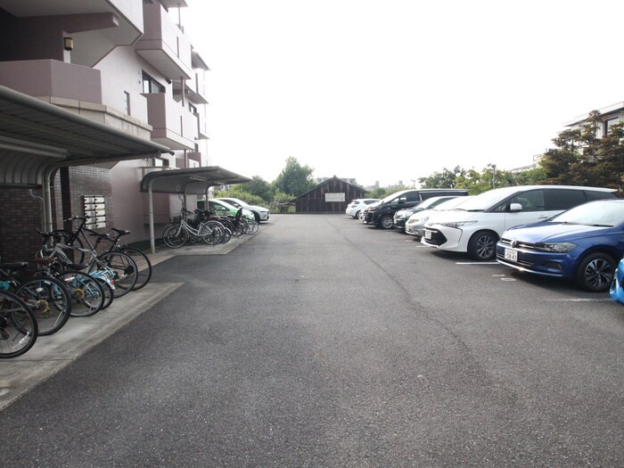 物件外観写真3　(駐車場)