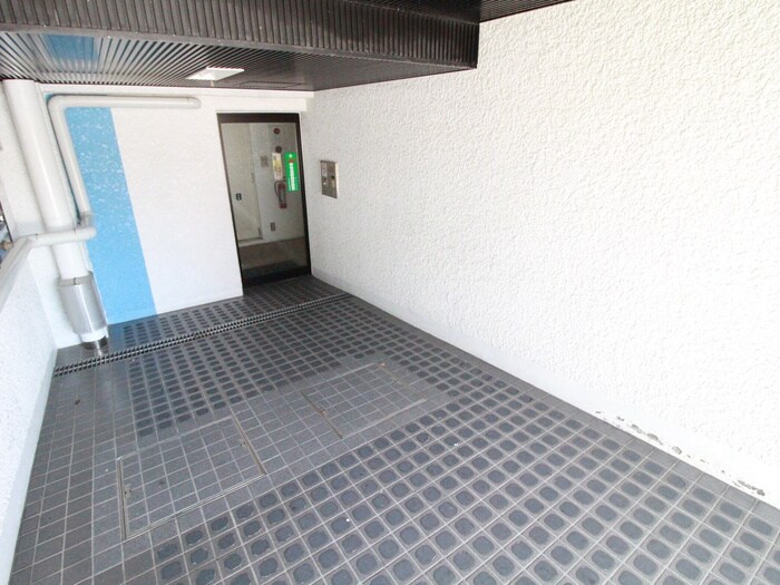 物件外観写真2　(エントランス部分)