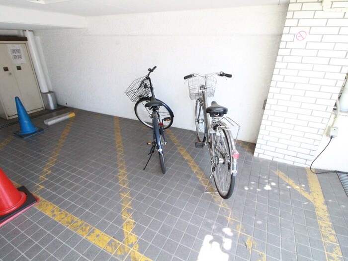 物件外観写真3　(駐輪場)