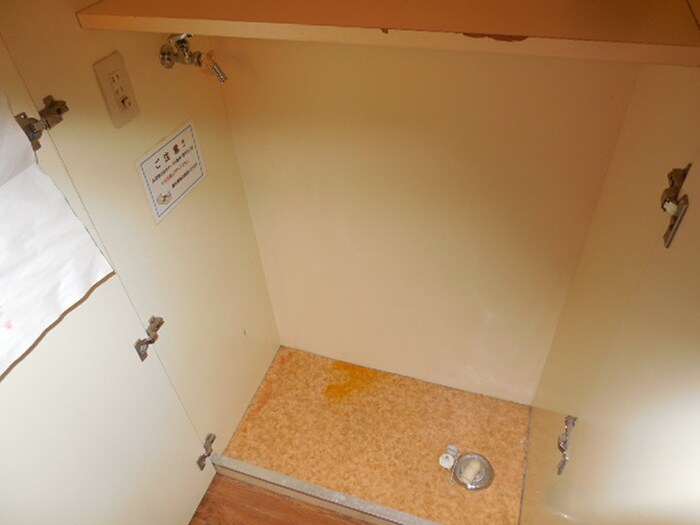 物件内観写真12　(洗濯機置場)