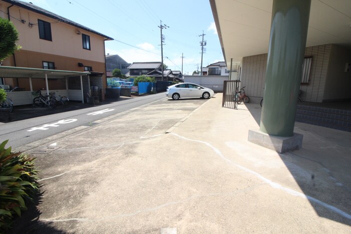 物件外観写真5　(駐車場)